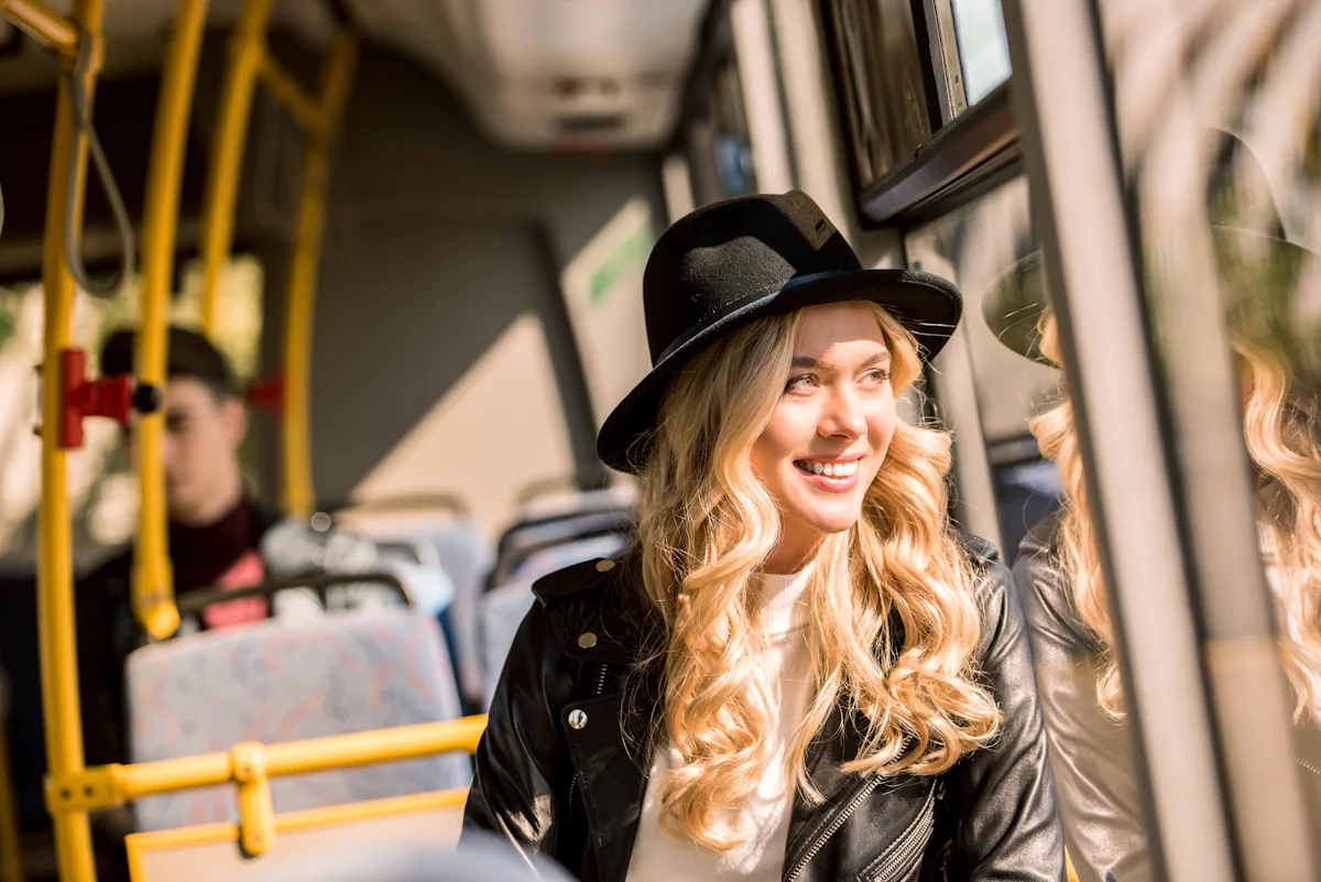 Une femme qui prend le bus à Prague