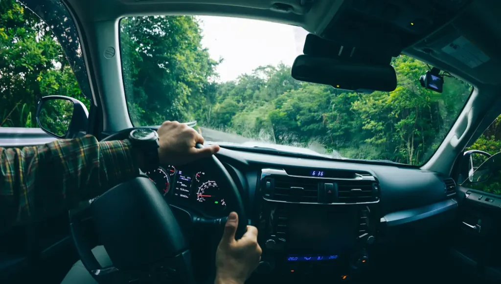 Une personne qui conduit une voiture de location en Martinique