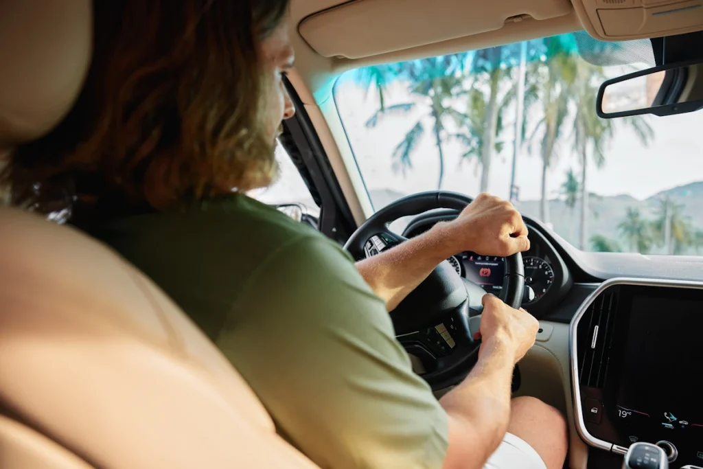 Une femme qui conduit une voiture en Matinique