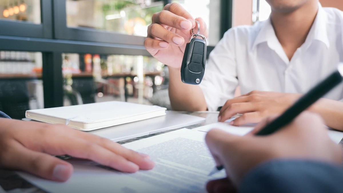 Une personne qui signe un contrat de location de voiture