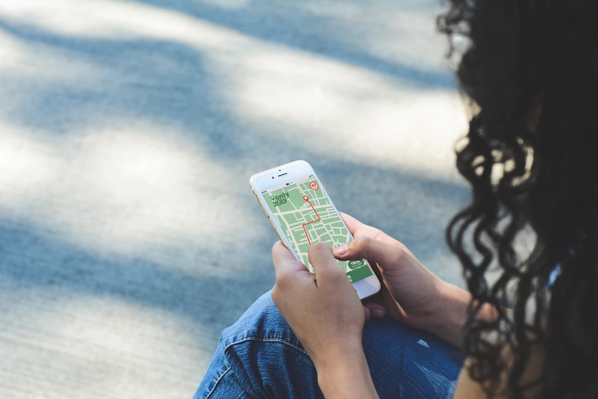Une femme qui consulte Google Maps