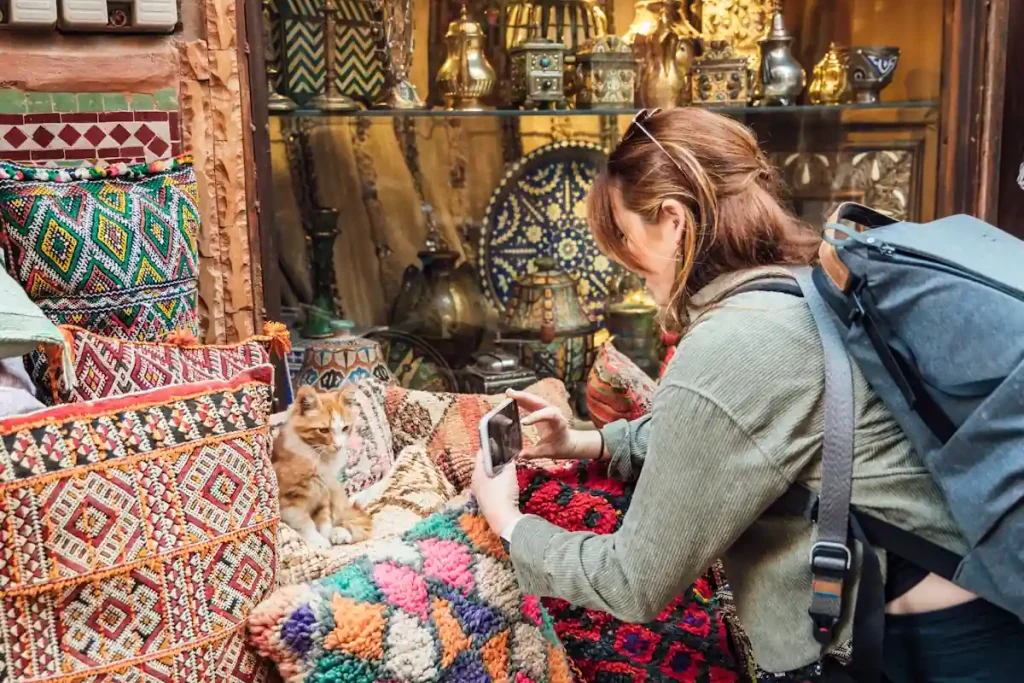 Une femme qui choisit souvenirs de vacances