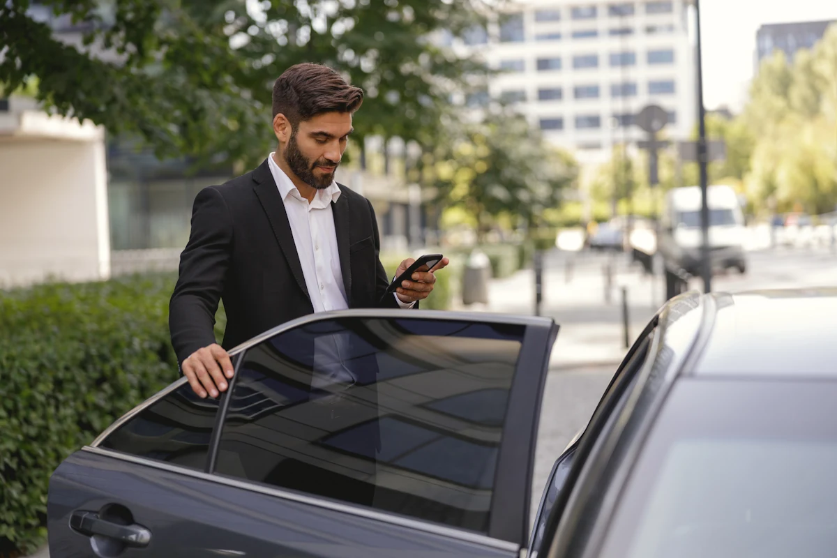 Un homme qui entre dan un VTC classique pendant un voyage