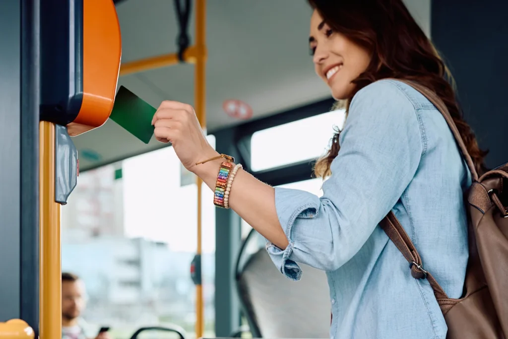 Une femme avec un pass de transport illimite