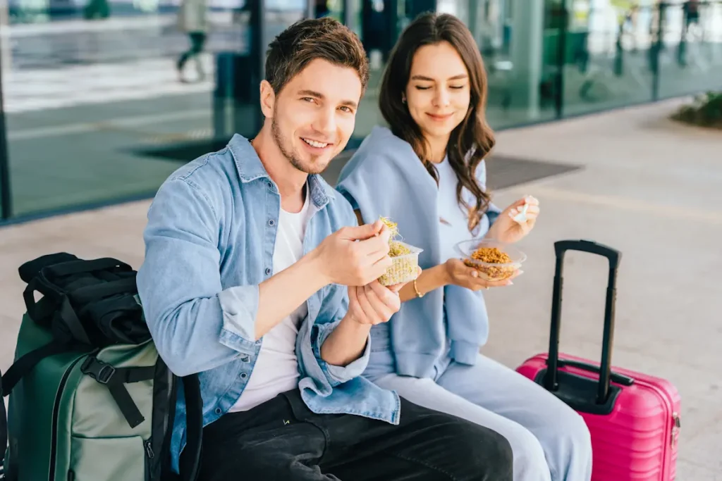 Un couple qui voyage avec de assiette de nourritures