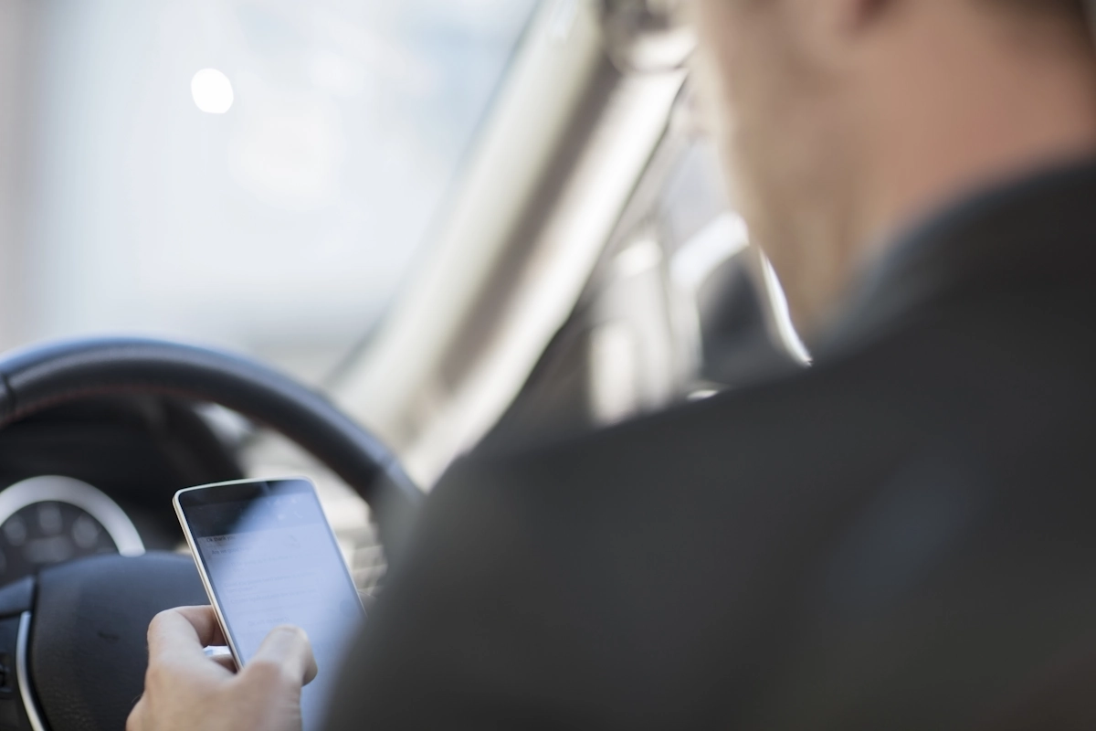 Un homme sur une app de payement de parking